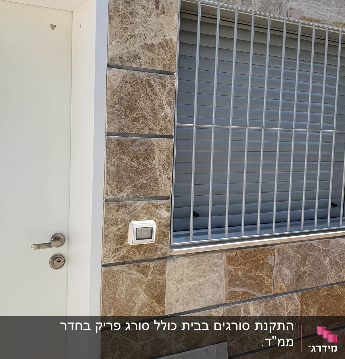 מסגרת חלון עם סורגים על קיר אבן חום